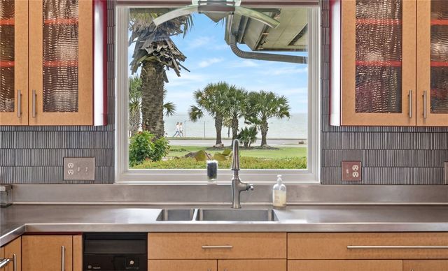 2011 Ocean Dr, Corpus Christi, TX 78404