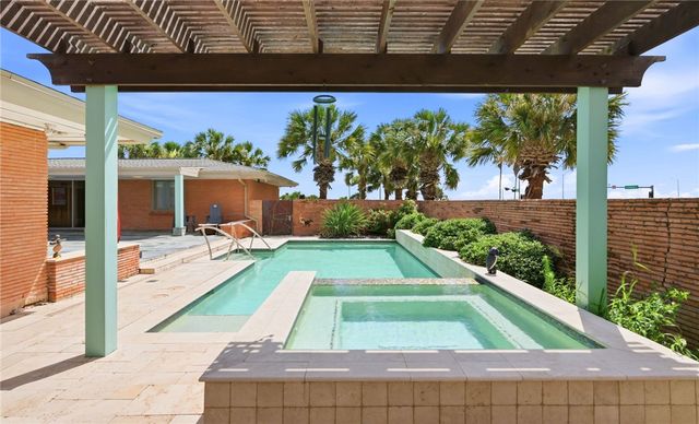 2011 Ocean Dr, Corpus Christi, TX 78404