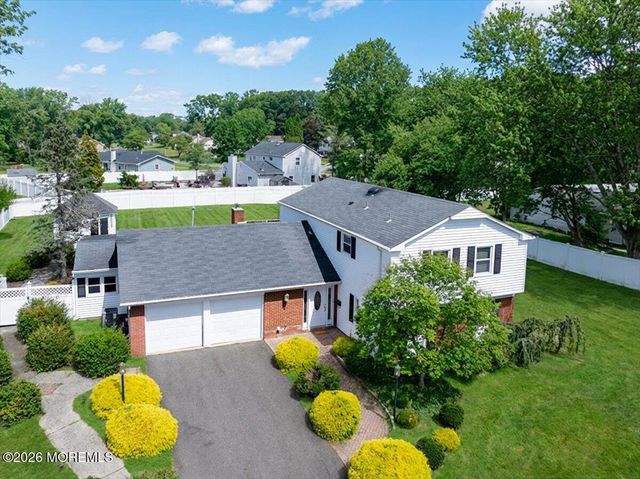 21 Applegate Road, Freehold, NJ 07728