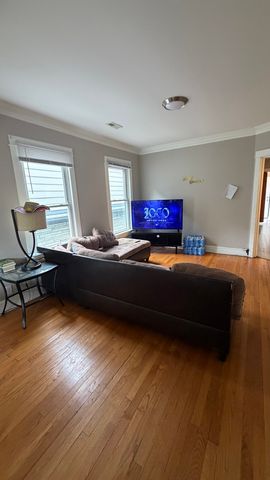 4647 W Warwick Avenue, Chicago, IL 60641