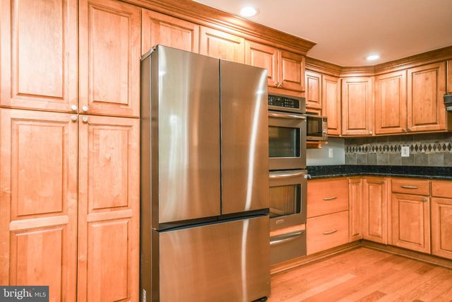 9627 LOCUST HILL DR, Great Falls, VA 22066
