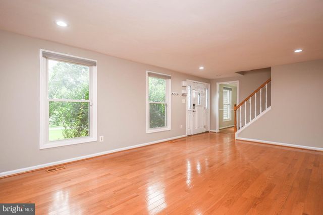 9627 LOCUST HILL DR, Great Falls, VA 22066