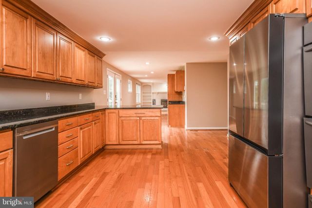 9627 LOCUST HILL DR, Great Falls, VA 22066