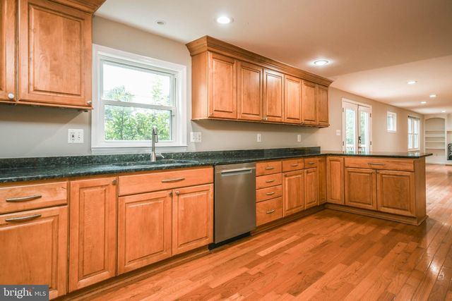 9627 LOCUST HILL DR, Great Falls, VA 22066