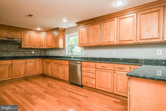 9627 LOCUST HILL DR, Great Falls, VA 22066