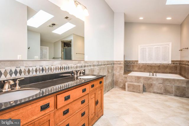 9627 LOCUST HILL DR, Great Falls, VA 22066
