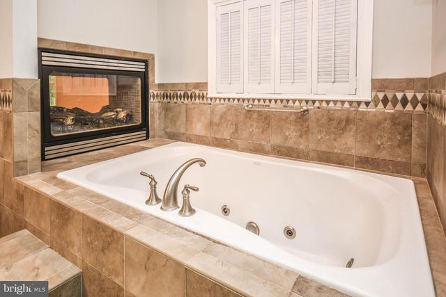 9627 LOCUST HILL DR, Great Falls, VA 22066