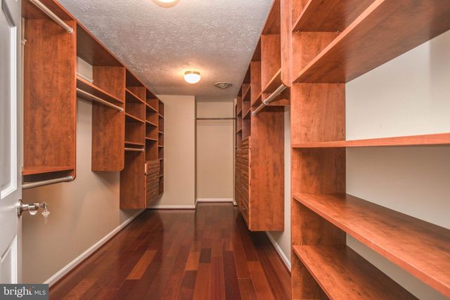 9627 LOCUST HILL DR, Great Falls, VA 22066
