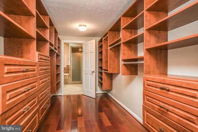9627 LOCUST HILL DR, Great Falls, VA 22066