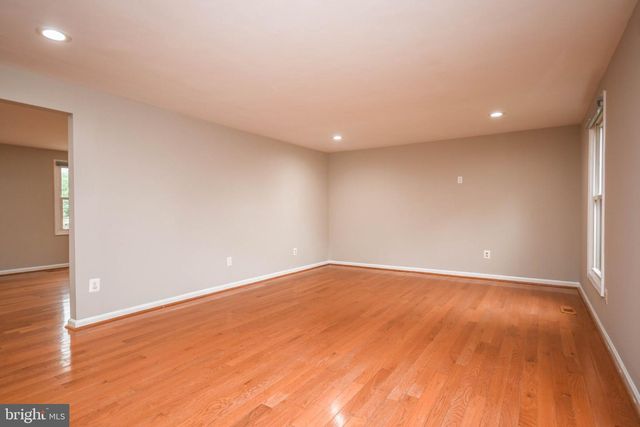 9627 LOCUST HILL DR, Great Falls, VA 22066