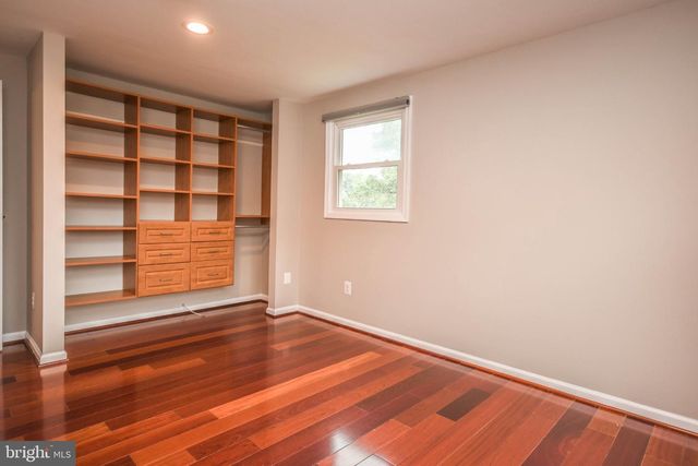 9627 LOCUST HILL DR, Great Falls, VA 22066
