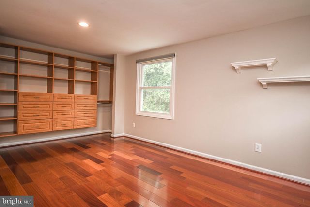 9627 LOCUST HILL DR, Great Falls, VA 22066