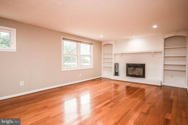 9627 LOCUST HILL DR, Great Falls, VA 22066