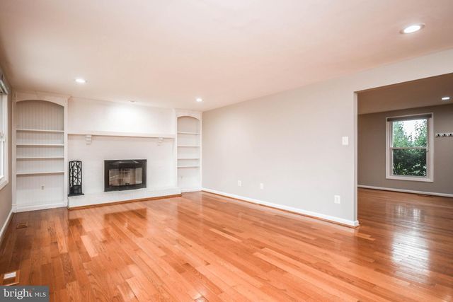 9627 LOCUST HILL DR, Great Falls, VA 22066