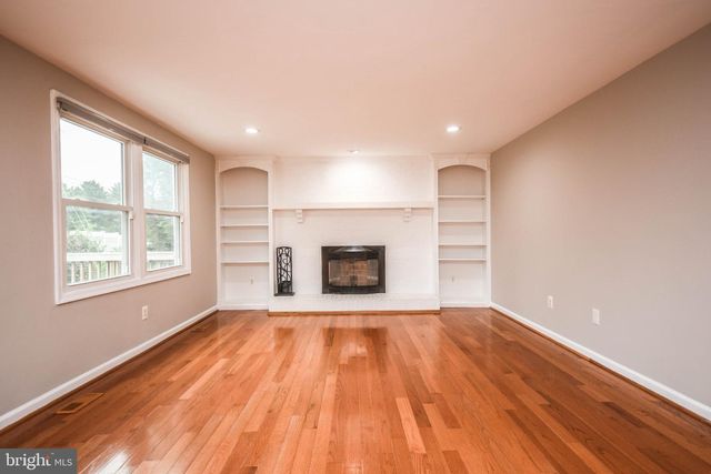9627 LOCUST HILL DR, Great Falls, VA 22066