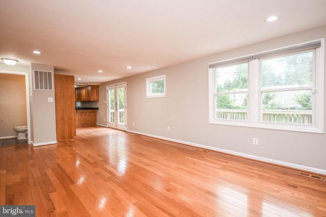 9627 LOCUST HILL DR, Great Falls, VA 22066