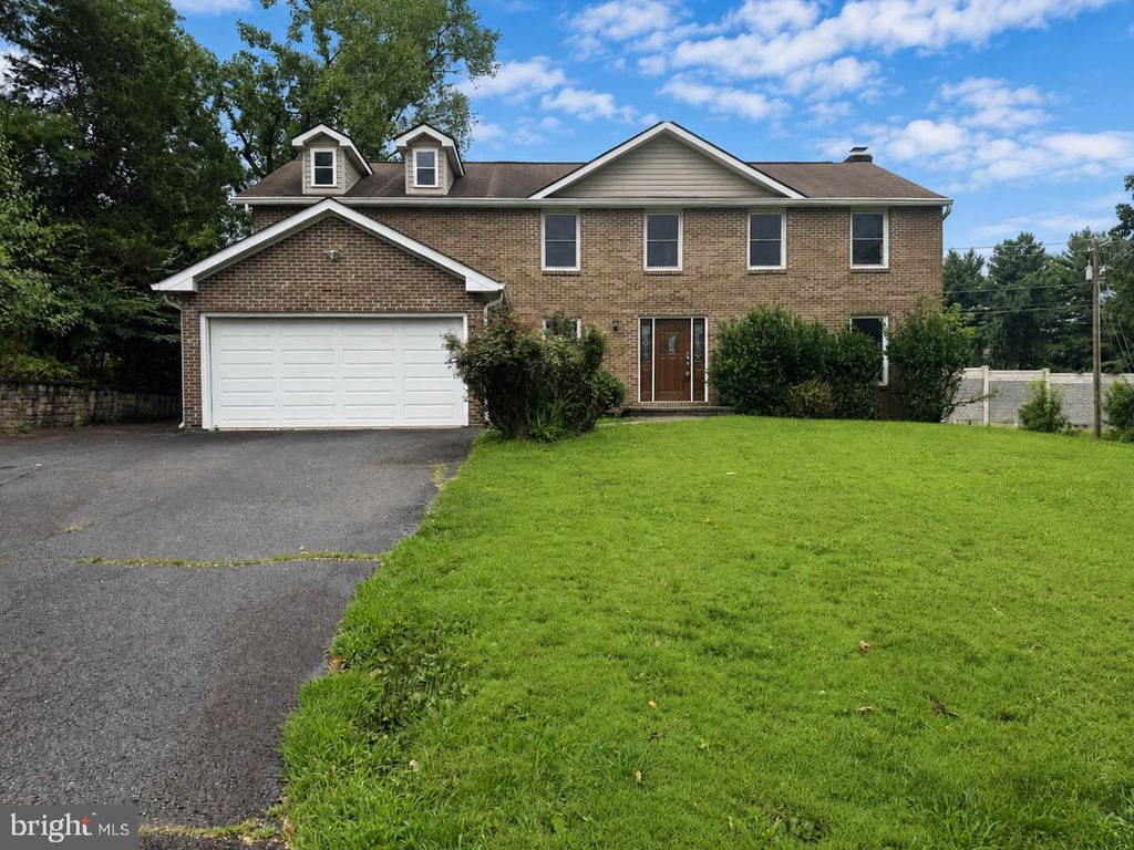 9627 LOCUST HILL DR, Great Falls, VA 22066