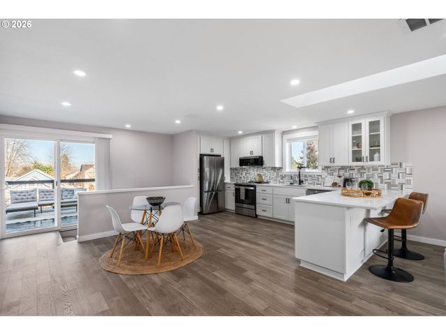 8407 N HARTMAN St, Portland, OR 97203