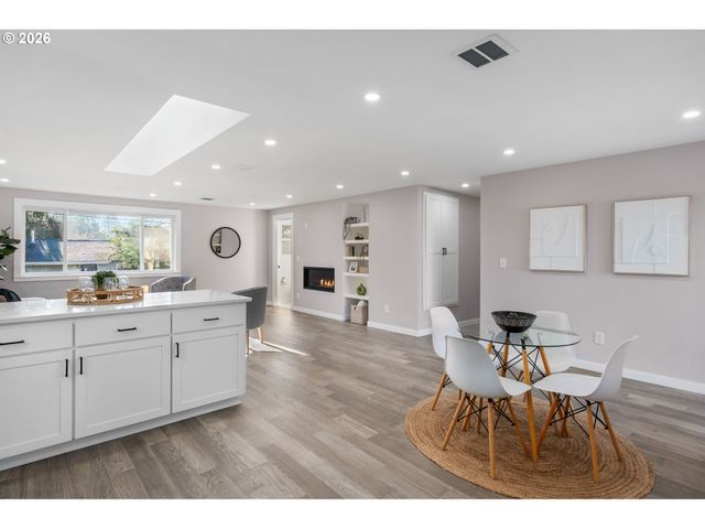 8407 N HARTMAN St, Portland, OR 97203