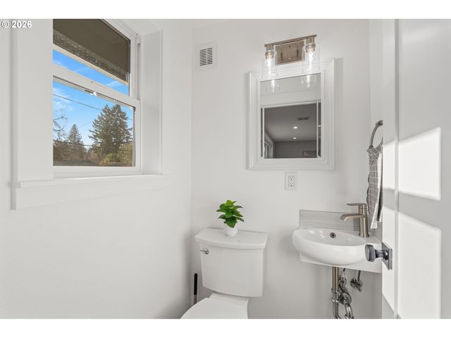 8407 N HARTMAN St, Portland, OR 97203