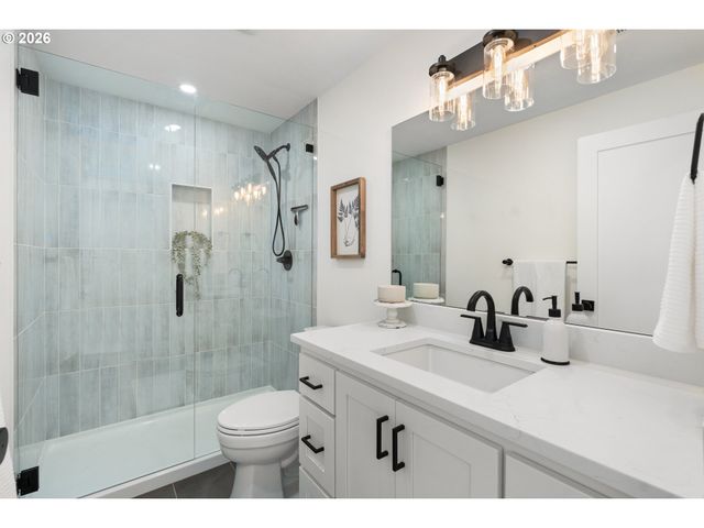 8407 N HARTMAN St, Portland, OR 97203