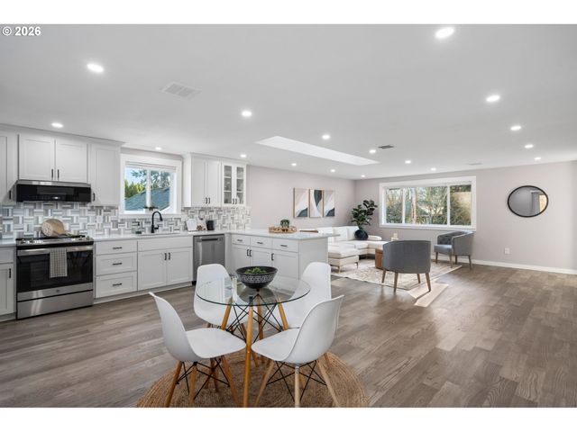 8407 N HARTMAN St, Portland, OR 97203