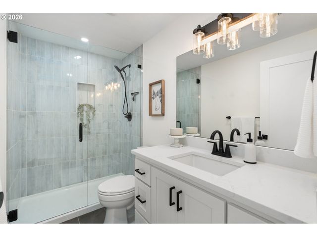 8407 N HARTMAN St, Portland, OR 97203