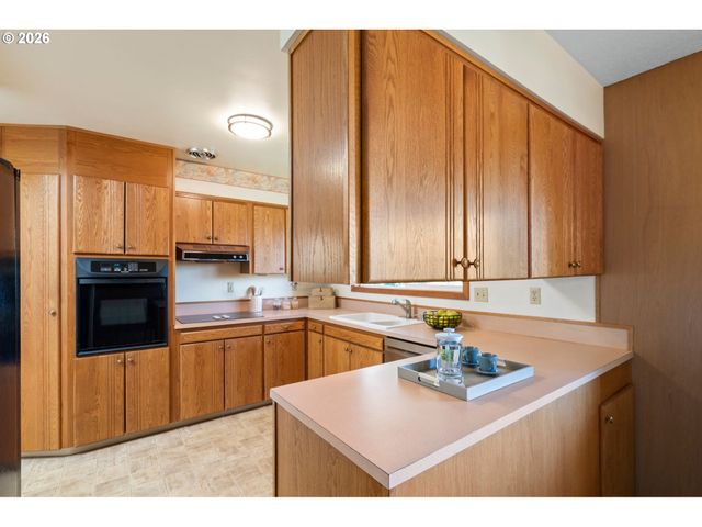1875 VALLEY VIEW Dr, West Linn, OR 97068