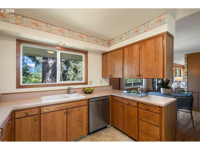 1875 VALLEY VIEW Dr, West Linn, OR 97068