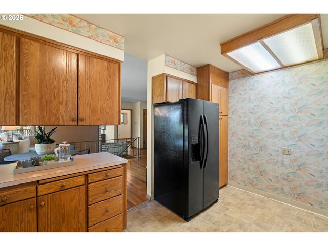1875 VALLEY VIEW Dr, West Linn, OR 97068