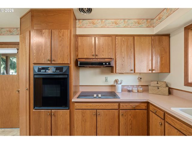 1875 VALLEY VIEW Dr, West Linn, OR 97068