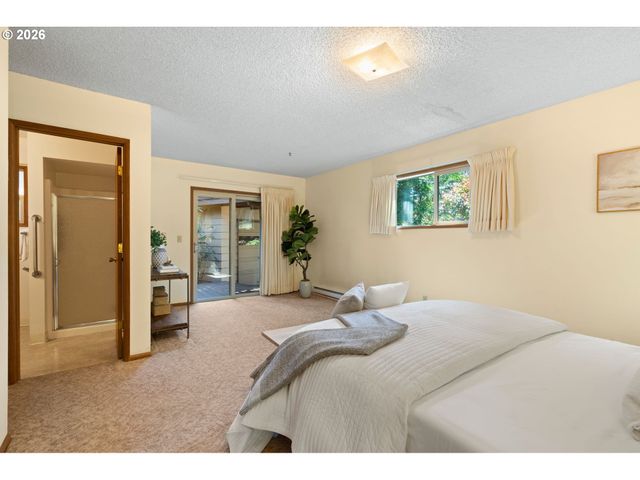 1875 VALLEY VIEW Dr, West Linn, OR 97068