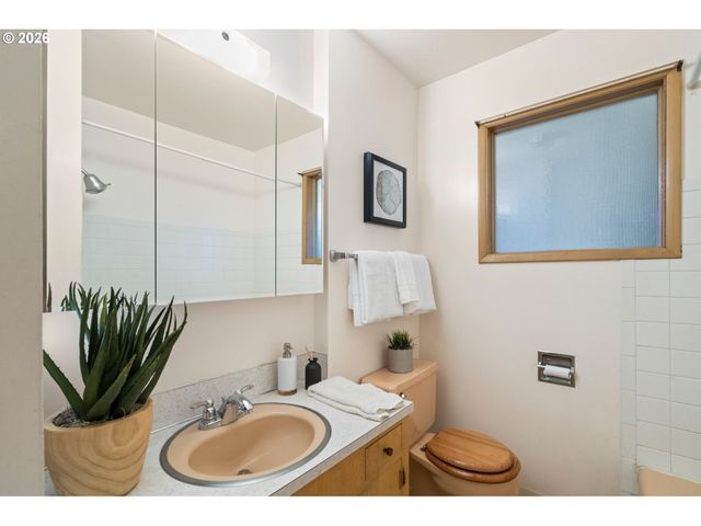 1875 VALLEY VIEW Dr, West Linn, OR 97068