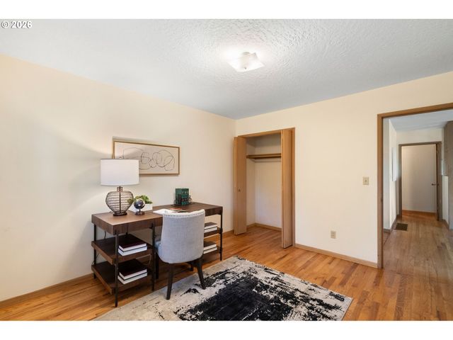 1875 VALLEY VIEW Dr, West Linn, OR 97068