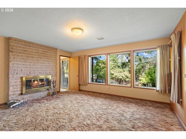 1875 VALLEY VIEW Dr, West Linn, OR 97068