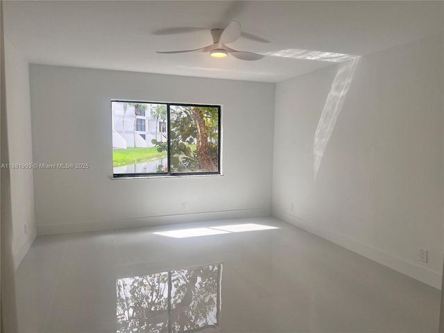170 Lakeview Dr 103, Weston, FL 33326