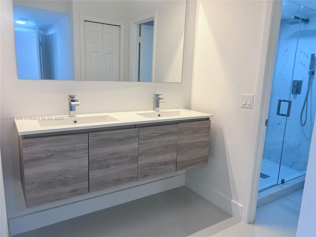 170 Lakeview Dr 103, Weston, FL 33326