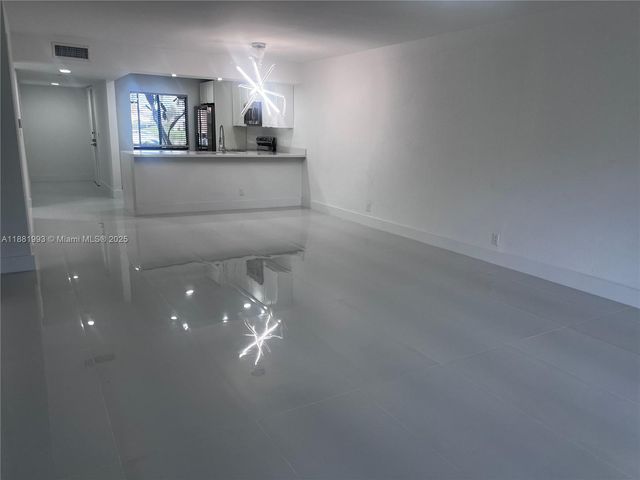170 Lakeview Dr 103, Weston, FL 33326