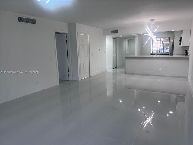170 Lakeview Dr 103, Weston, FL 33326