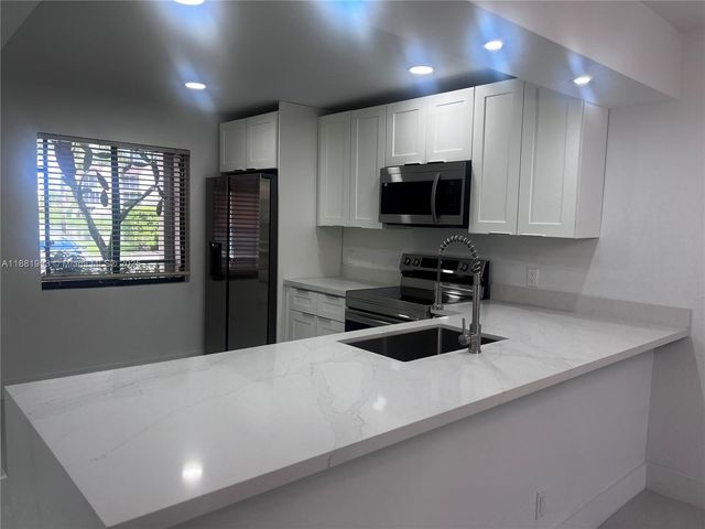 170 Lakeview Dr 103, Weston, FL 33326