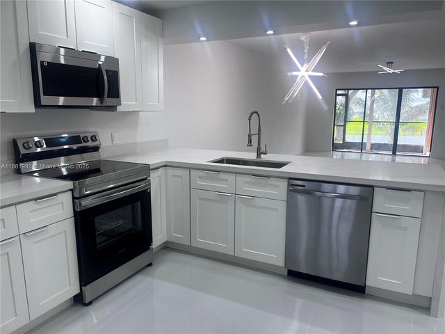 170 Lakeview Dr 103, Weston, FL 33326