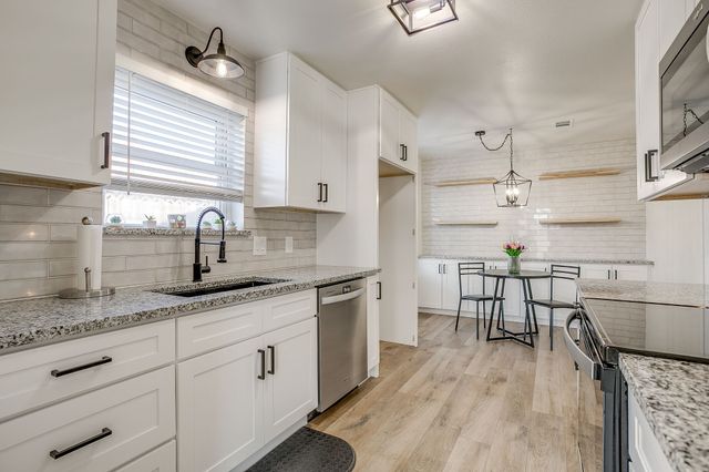 317 Northglen Drive, Hurst, TX 76054