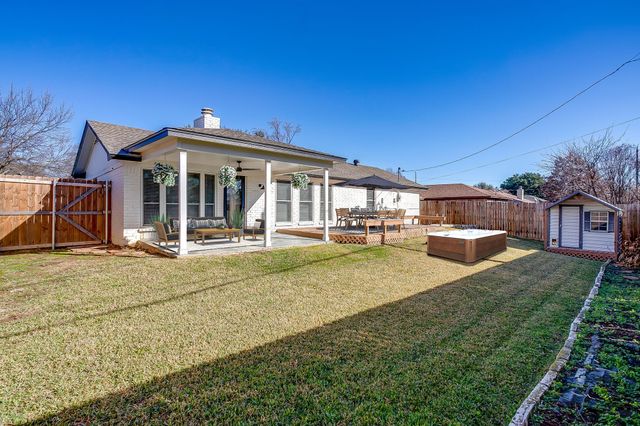 317 Northglen Drive, Hurst, TX 76054