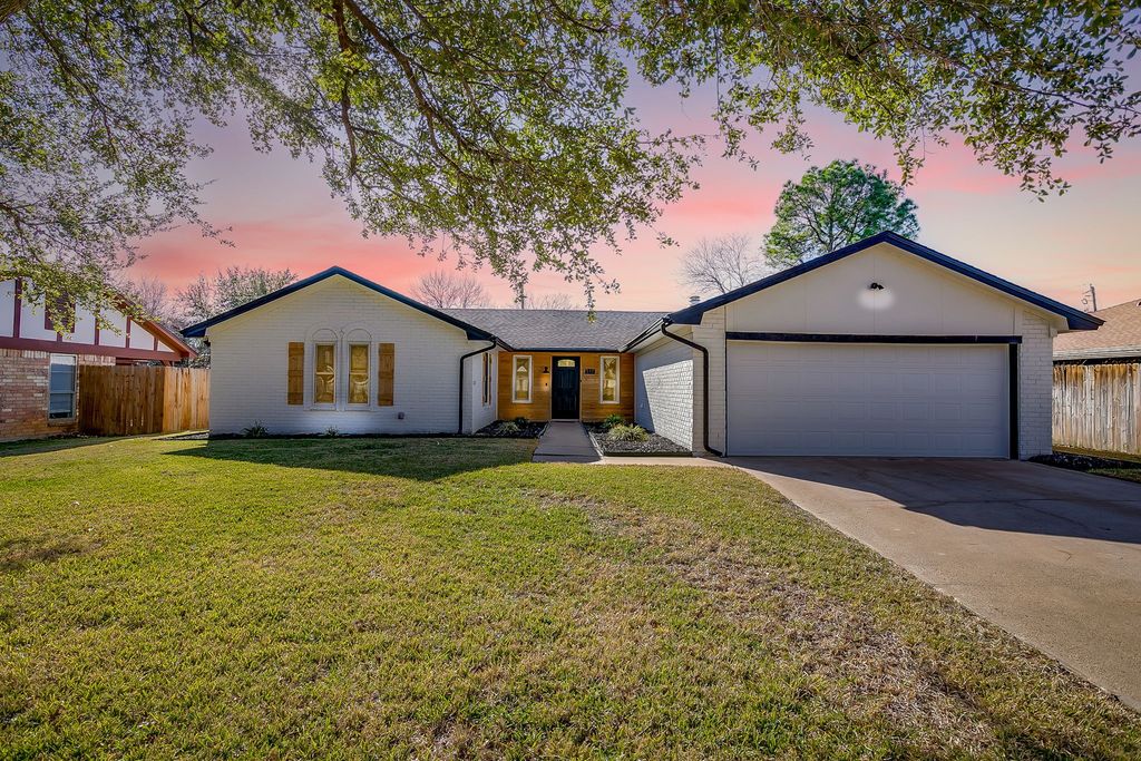 317 Northglen Drive, Hurst, TX 76054