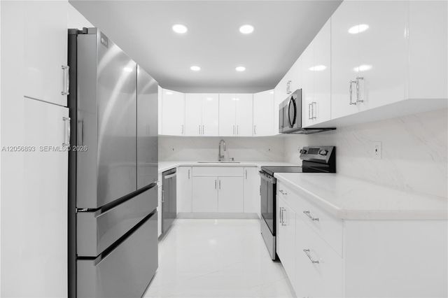 2500 PARKVIEW DR 2405, Hallandale Beach, FL 33009