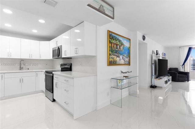 2500 PARKVIEW DR 2405, Hallandale Beach, FL 33009