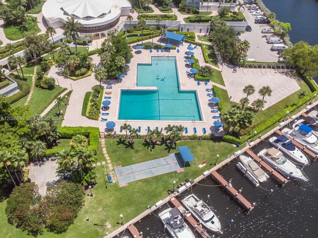2500 PARKVIEW DR 2405, Hallandale Beach, FL 33009