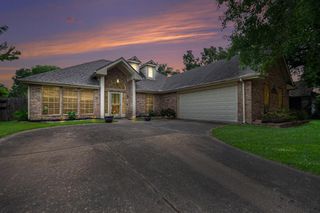 1813 Oak Wood Drive E, Pearland, TX 77581