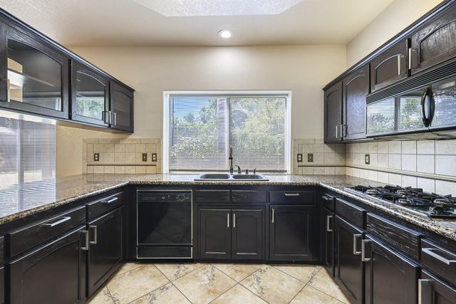 2037 E Lester Avenue, Fresno, CA 93720