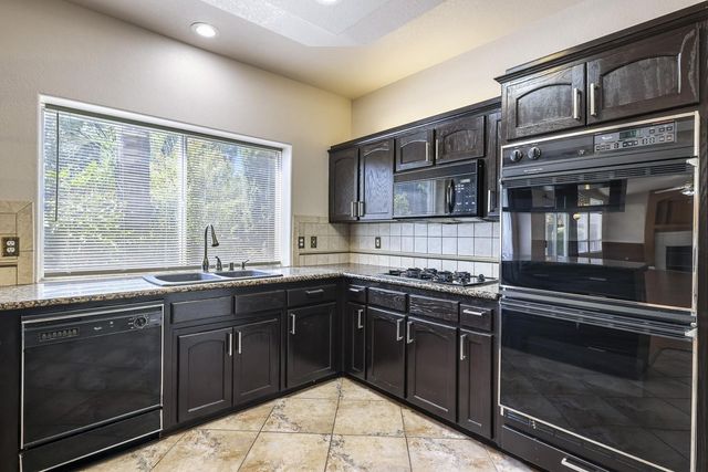 2037 E Lester Avenue, Fresno, CA 93720